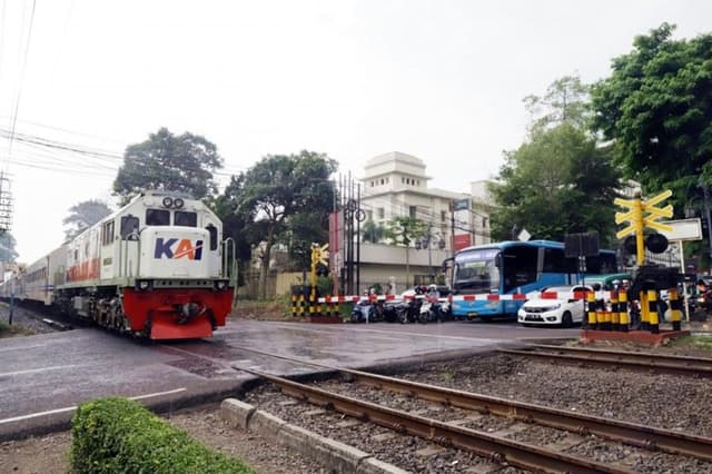 Mobil Mogok di Rel Jadi Sorotan, KAI Diminta Siapkan SOP