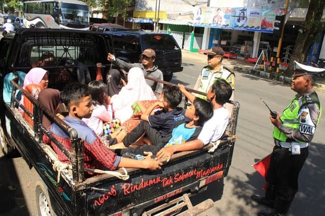 Mobil Pikap Angkut Penumpang Bisa Dipenjara 6 Tahun, Ini Aturannya