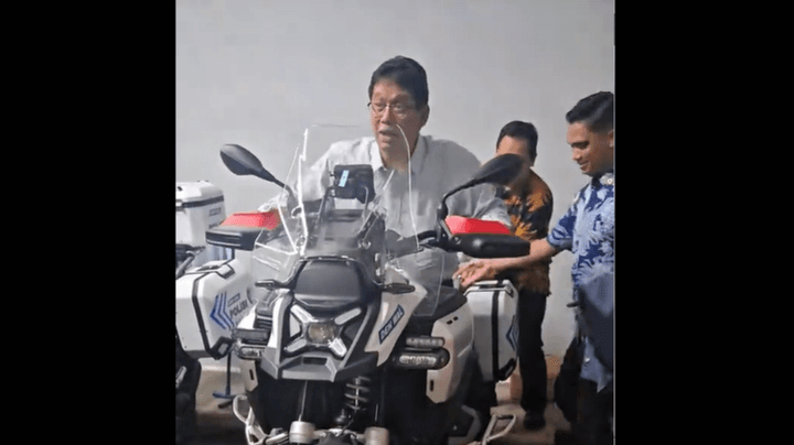 Ketika Menkeu Purbaya Cobain Moge  Patwal: Berat, Enakan Motor Bebek
