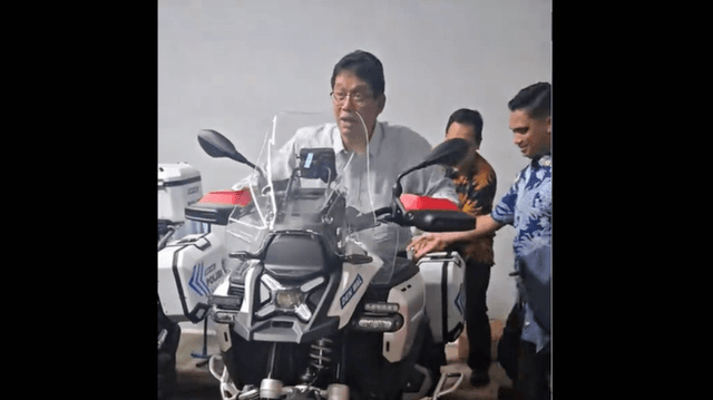 Ketika Menkeu Purbaya Cobain Moge  Patwal: Berat, Enakan Motor Bebek