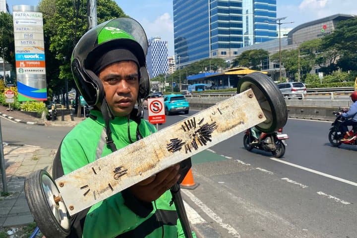 Viral Relawan Pembersih Ranjau Paku Diintimidasi Oknum Tambal Ban