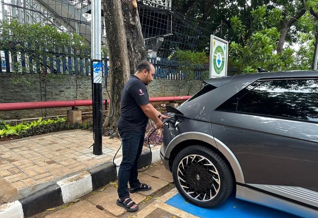 SPKLU Tiang Listrik Pertama di Indonesia Resmi Beroperasi