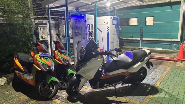 Pengalaman Ngecas Motor Listrik di SPKLU Roda 2, Banyak yang Eror?