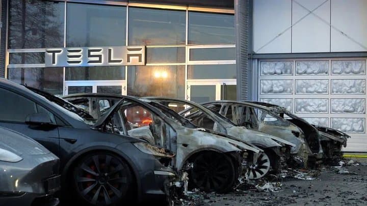 Tesla Digeruduk Massa: Diler Dirusak, Mobil Dibakar!