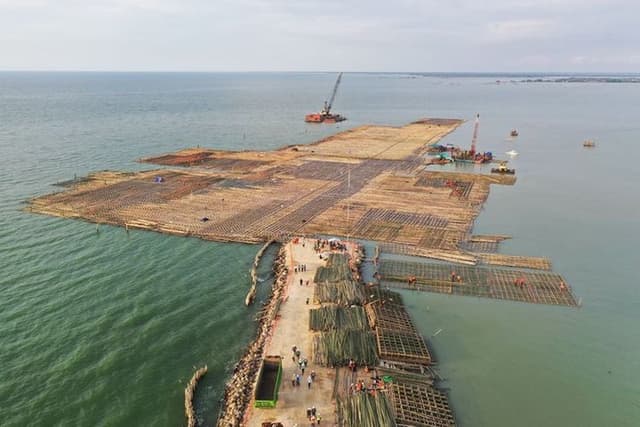 10 Juta Bambu jadi Fondasi Tol Semarang-Demak di Atas Laut