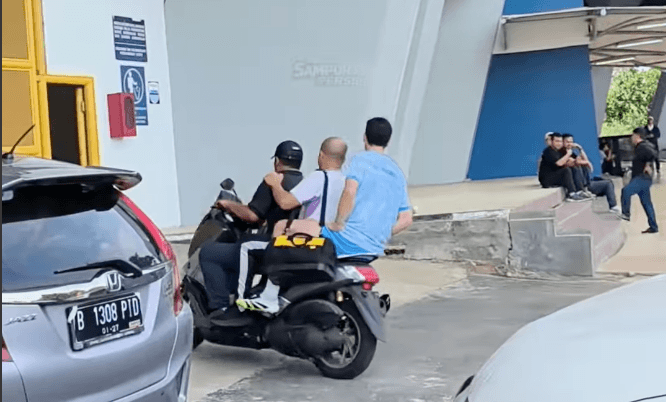 Tom Haye Motoran Bonceng Tiga Gak Pakai Helm, Gak Safety Banget!