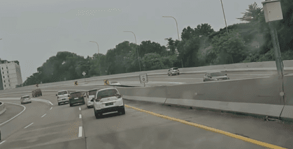 Bahaya Banget, Viral Avanza Lawan Arah di Tol Pakai Bahu Jalan