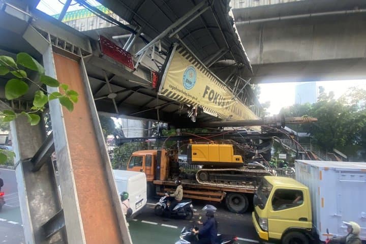 Truk Nyangkut di Mampang Bikin Heboh, Nyaris Robohkan JPO Truk Nyangkut di Mampang Bikin Heboh, Nyaris Robohkan JPO