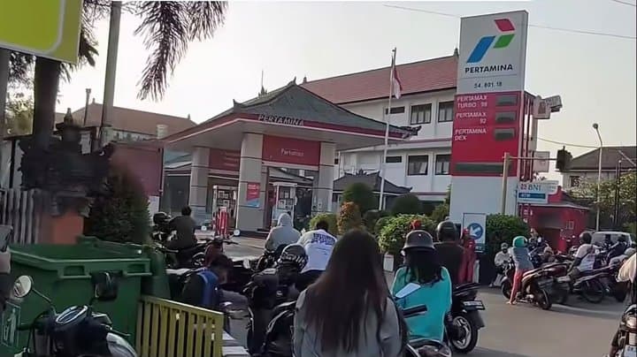 Bali Krisis BBM: Warga Rela Antre Panjang Sampai Nginap di SPBU