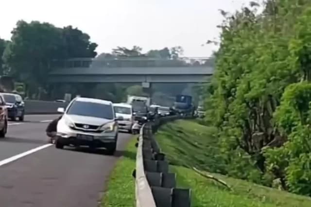 Ban Mobil Bocor Berjamaah di Tol Cipularang, Ini Penyebabnya!