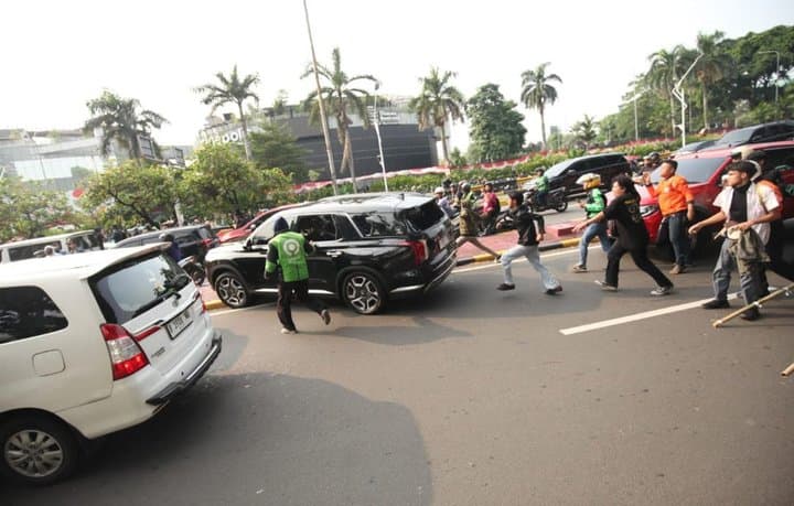 Demo 25 Agustus: Hyundai Palisade dan Honda Brio Diamuk Massa
