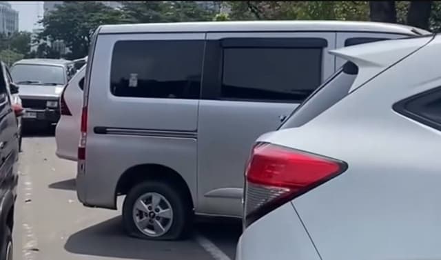 Puluhan Mobil Kempes Ban Serempak Saat Parkir Liar di Monas