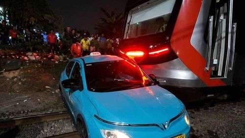 Kecelakaan Taksi Listrik-KRL Bekasi  Ungkap Bahaya Dorong Mobil Listrik Mogok