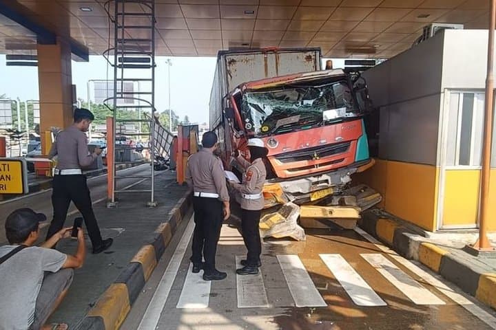 Kecelakaan Truk Terjadi Lagi! Kini di Gerbang Tol Ciawi