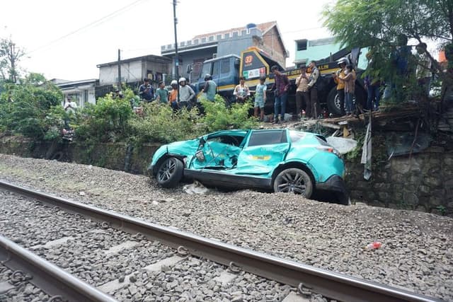 VinFast Investigasi Taksi Green SM yang Mogok di Rel Kereta Bekasi