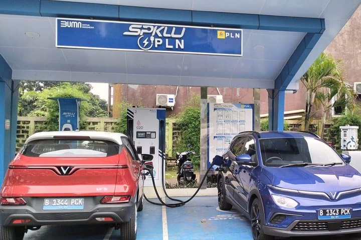 Kejadian juga, Debat Kusir Karena Rebutan Ngecas Mobil Listrik