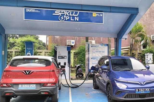 Kejadian juga, Debat Kusir Karena Rebutan Ngecas Mobil Listrik