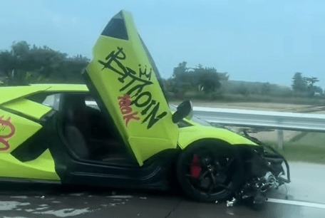 Viral Lamborghini Revuelto Kecelakaan di Tol Lewati Batas Kecepatan!