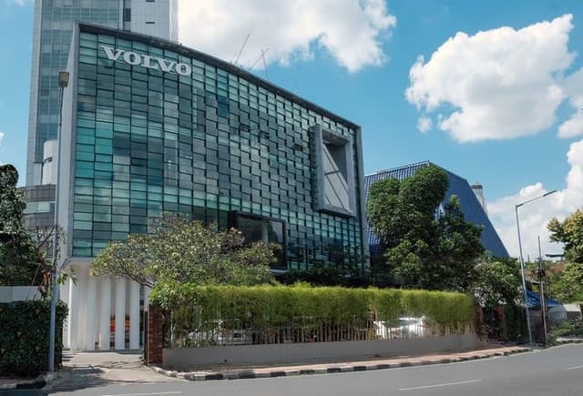 Kebijakan Tarif Trump Mulai Paksa Pabrikan Mobil PHK Karyawan