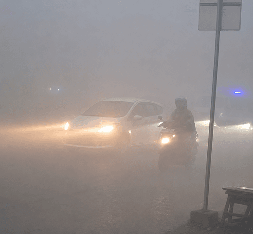 Pengendara Wajib Gunakan Lampu dan Klakson Saat Kabut Asap Karhutla