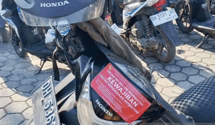 Penampakan Stiker Penunggak Pajak Kendaraan, Dilarang Isi BBM!