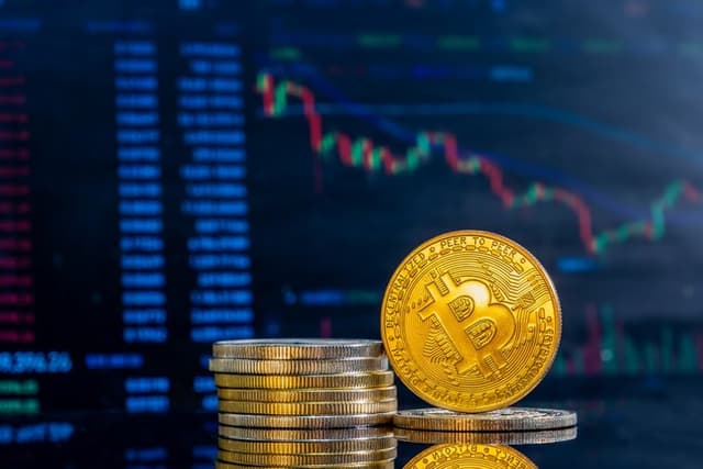 Cryptocurrency Trading vs Emas Fisik, Mana Investasi Terbaik Pemula?