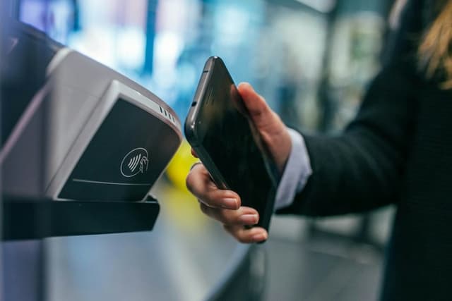 QRIS Tap In & Out Dirilis, Bisa Dipakai di KRL hingga TransJakarta
