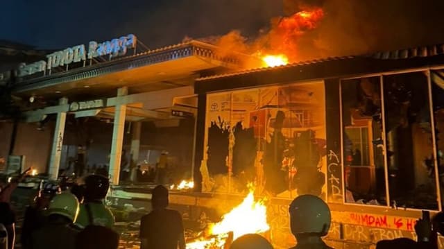Netizen Kecam Pembakaran 7 Halte TJ, Seruan Demo Damai Menggema