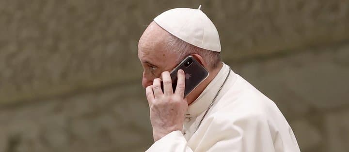 Mengulik Smartphone Khusus yang Dipakai Oleh Paus Umat Katolik

