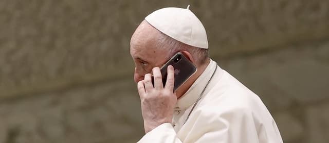 Mengulik Smartphone Khusus yang Dipakai Oleh Paus Umat Katolik
