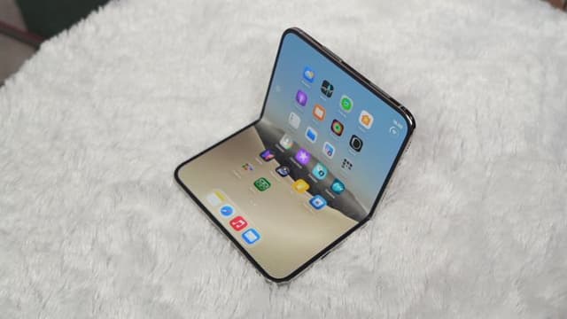 FOTO: iPhone Duo dari Dekat, Si Lipat Paling Premium