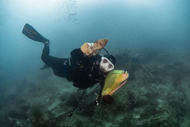Garmin &amp; DCA Angkat 56,3 kg Sampah dari Laut Kepulauan Seribu