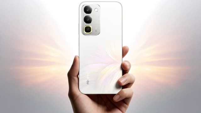 Realme C100 Bawa Baterai 8.000 mAh yang Kuat Nge-game 11 Jam
