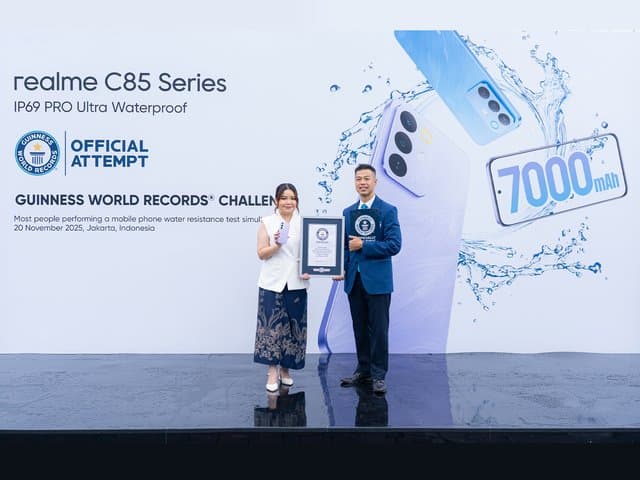Aksi 'Cebur-ceburan' Realme C85 Series Masuk Guinness World Records