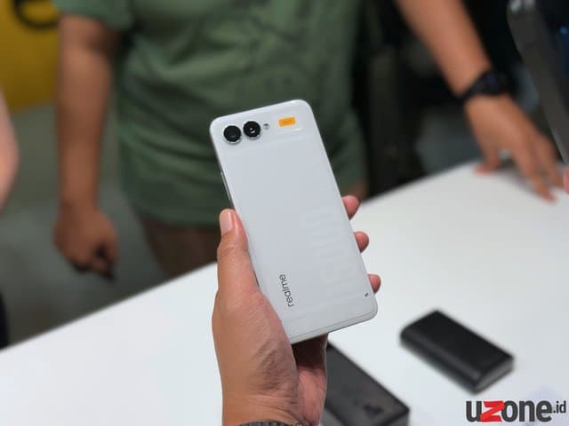 Sensasi Menggenggam 'HP Powerbank' 15.000 mAh dari Realme