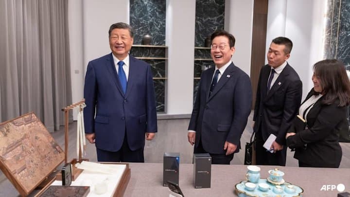 Dikasih HP Xiaomi oleh Xi Jinping, Presiden Korsel: Ini Aman Gak?