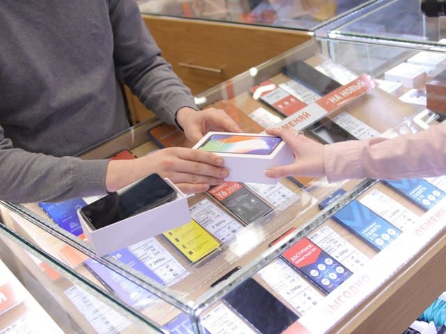 Mirip Beli Motor, Komdigi Kaji Sistem ‘Balik Nama’ saat Beli HP Second