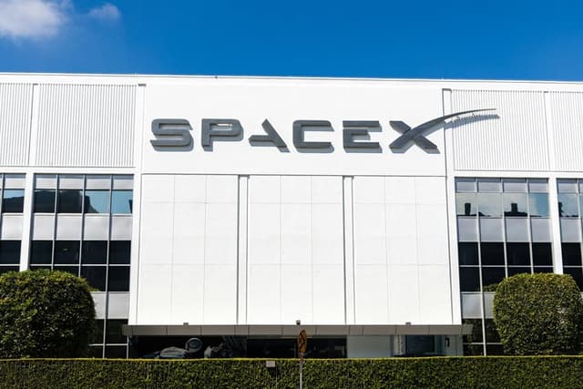 SpaceX Siap Suntik Dana Rp32,6 T untuk xAI
