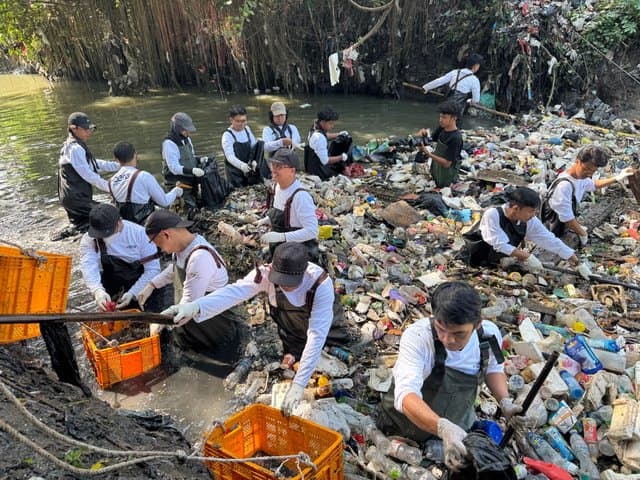 GoZero%: Telkom &amp; Pandawara Angkut 1,5 Ton Sampah Sungai Cioray