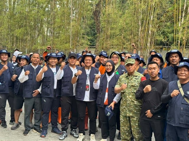 Telkom Peringati World Clean Up Day Sambil Bersih-Bersih Sungai Krukut
