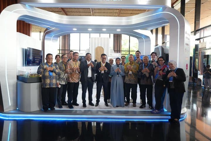 Kunjungi Booth Telkom, Menkomdigi Cek Kesiapan Data Center AI NeutraDC
