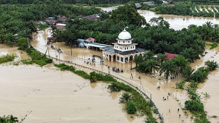 Pemulihan BTS Akibat Banjir Sumatera, Telkomsel Salurkan Sembako