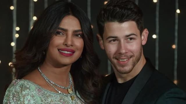 Pesta Ulang Tahun, Priyanka Chopra Tampil Seksi Berbalut Dress Merah