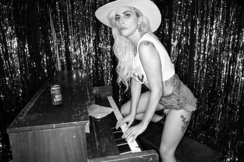 Aksi Liar Lady Gaga di Video Musik John Wayne 