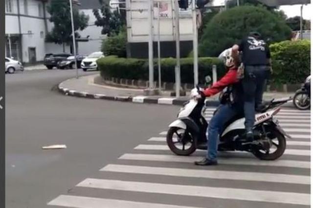 Berhenti di Zebra Cross, Motor Ini Diinjak Pejalan Kaki