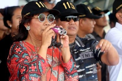 Menteri Susi Pimpin Penenggelaman 13 Kapal Vietnam di Kalimantan Barat