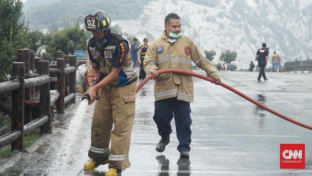 Petugas Gabungan Bersihkan Abu Sisa Erupsi Tangkuban Parahu