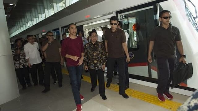 Jokowi Resmikan KA Bandara, Kaus Merahnya Curi Perhatian Warganet