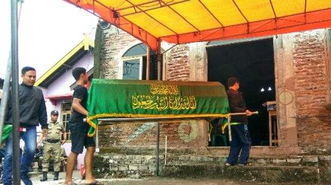 TPS Unik: di Tengah Makam, Dengan Petugas Berdandan Seram