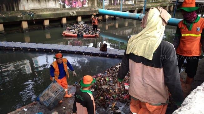 PKL Paling Banyak Buang Sampah ke Kali, Pasukan Orange Kesal